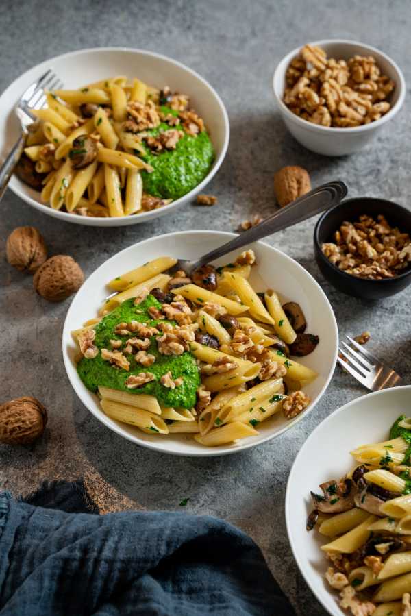 Pasta Mit Walnuss Spinat Pesto Und Champignons