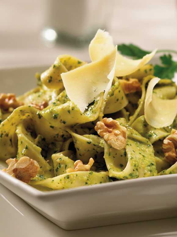 Pappardelle mit Pesto und Walnüssen