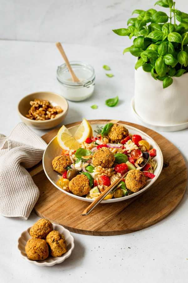 Orzo-Nudelsalat mit Walnuss-Falafelbällchen