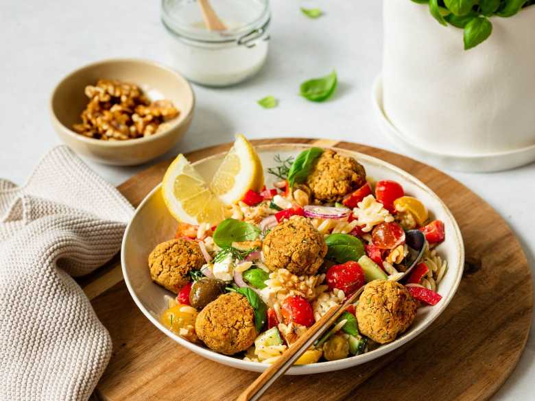 Orzo-Nudelsalat mit Walnuss-Falafelbällchen