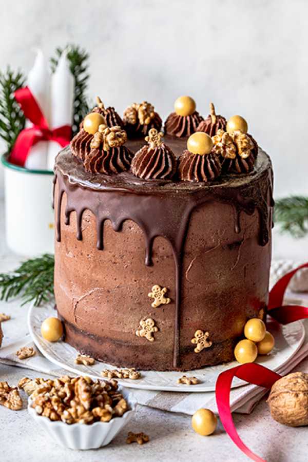 Lebkuchen-Preiselbeer-Torte mit kalifornischen Walnüssen