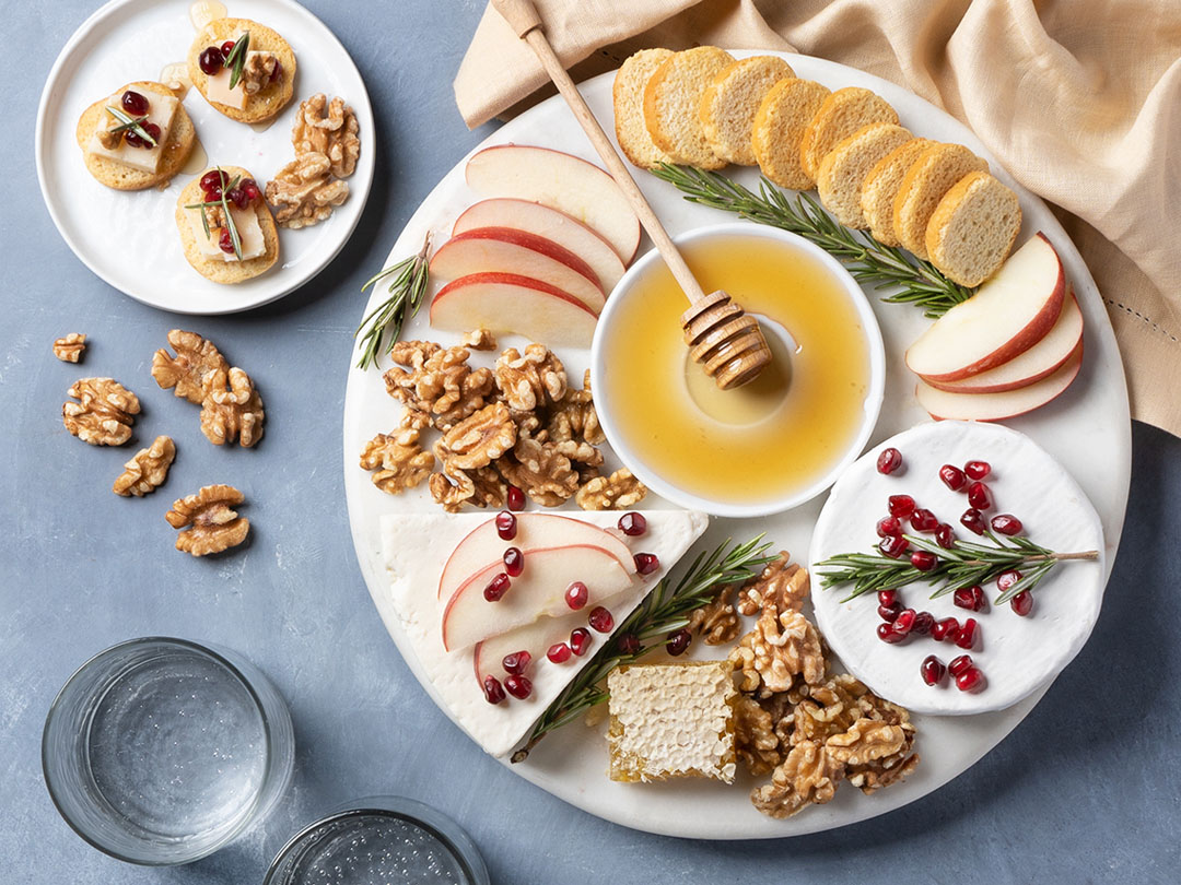 Charcuterie Board mit Walnüssen, Weichkäse, Crackern, Äpfeln