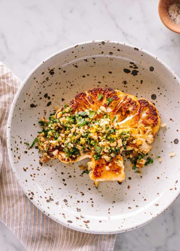 Geröstete Blumenkohlsteaks mit Walnuss-Gremolata