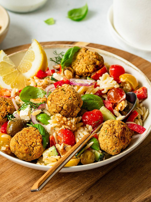 Orzo-Nudelsalat mit Walnuss-Falafelbällchen