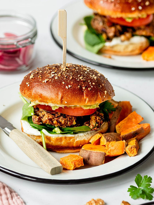 Veggie-Burger mit Walnusspatty