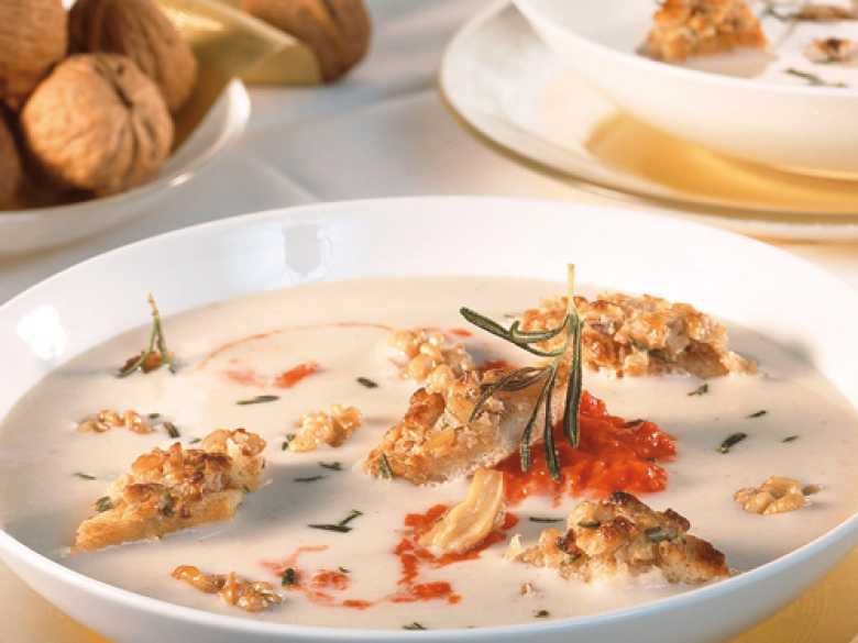 Bohnencremesuppe mit Pesto und Walnüssen