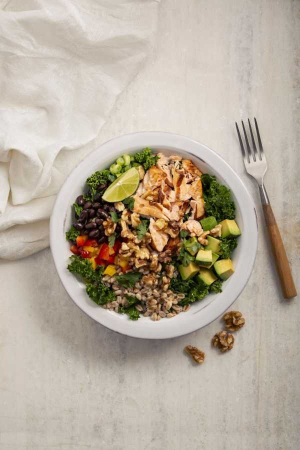 Bowl mit Lachs, Walnuss und Avocado