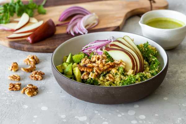 Bowl mit Walnuss, Birne und Avocado