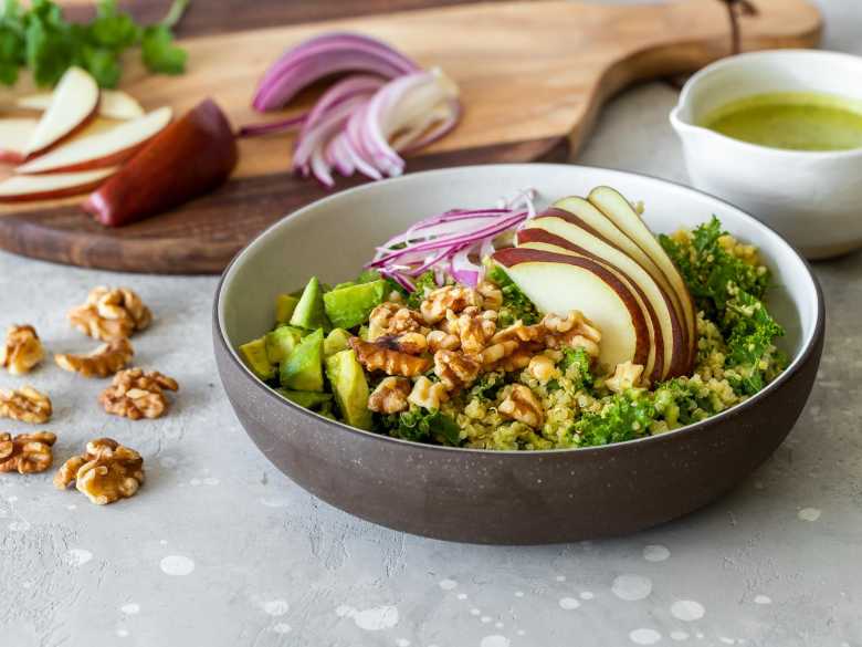 Bowl mit Walnuss, Birne und Avocado