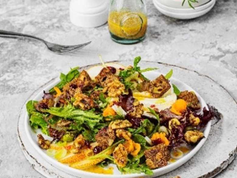 Bunter Salat mit Brie, karamellisierten Walnüssen und Croutons