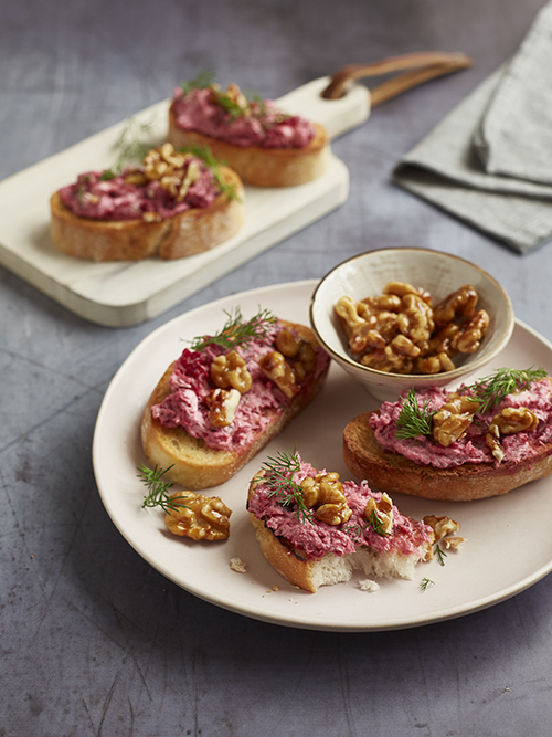 Ciabatta-Lachs-Sandwich mit Rote Bete und karamellisierten Walnüssen