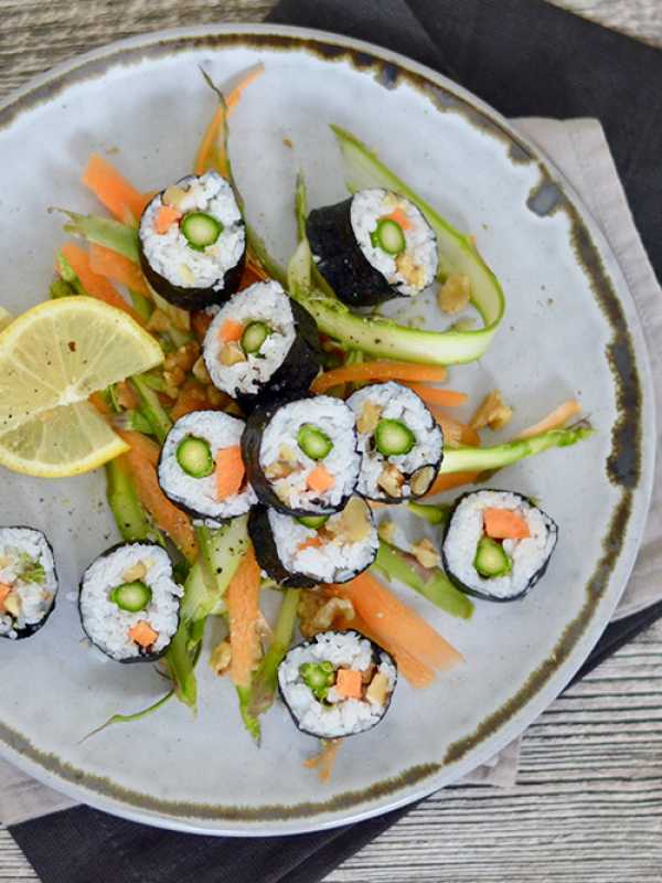 Koreanisches Gimbap mit Gemüse & Walnüssen