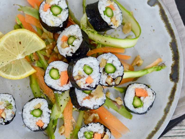 Koreanisches Gimbap mit Gemüse & Walnüssen