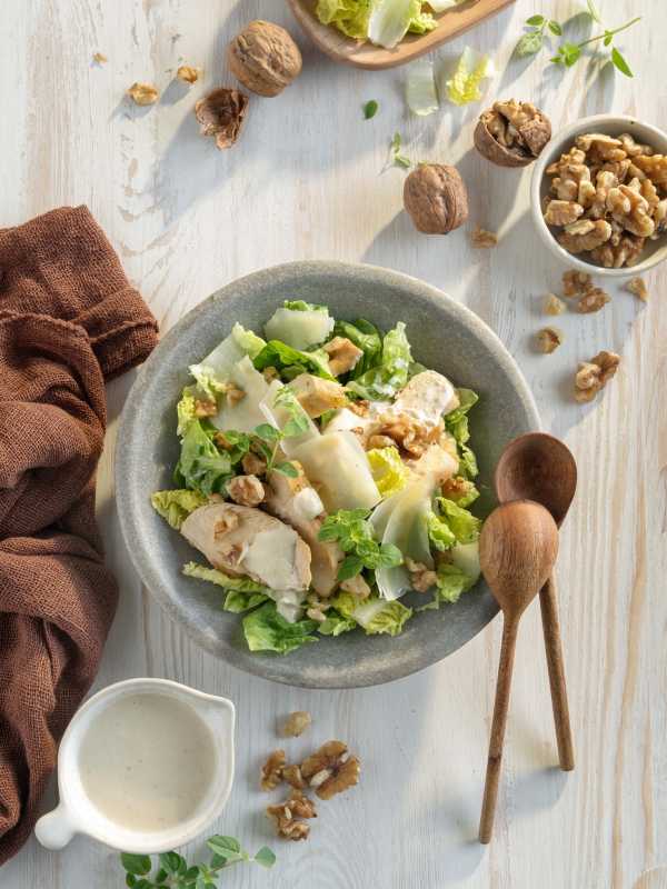 Gesunder Ceasar Salad mit Walnuss-Topping