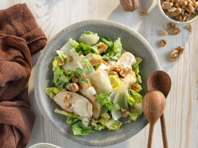 Gesunder Ceasar Salad mit Walnuss-Topping