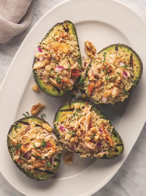 Gefüllte Avocados mit Lachs Quinoa und Walnüssen