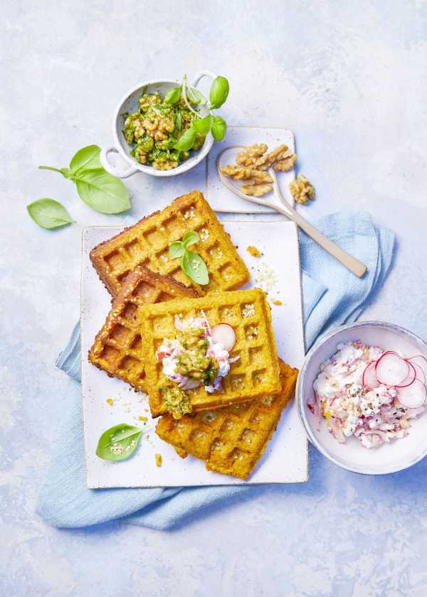 Süßkartoffel-Kichererbsen Waffeln mit Pesto-Walnüssen