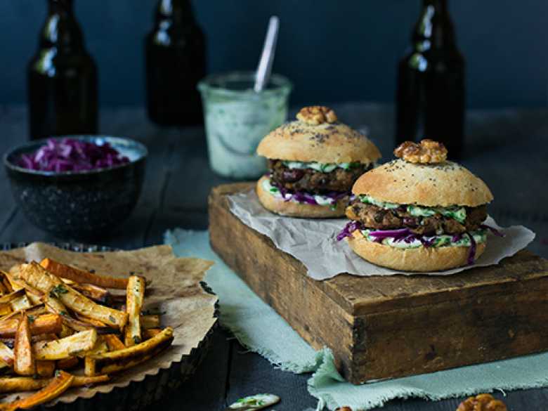 Mini-Walnussburger mit Rotkohl-Slaw und Petersilien-Aioli 