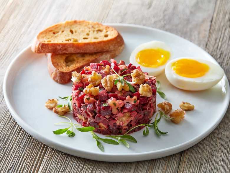 Rote Bete Tartar mit kalifornischen Walnüssen 