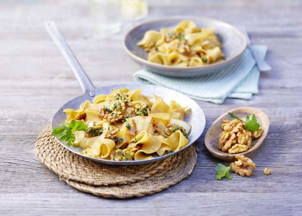 Krautfleckerl mit gekräuterten Walnüssen