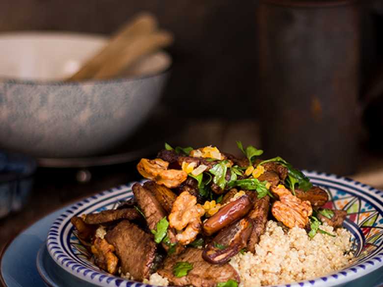 Quinoa-Lamm-Pfanne mit Walnüssen, Datteln und Aprikosen