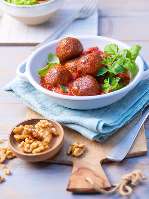 Vegane Walnuss-Köttbullar mit Tomatensauce und Salat