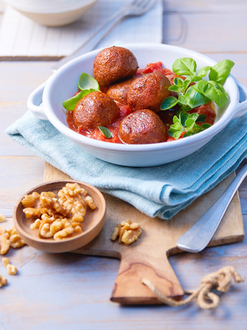 Vegane Walnuss-Köttbullar mit Tomatensauce und Salat Kochbuch