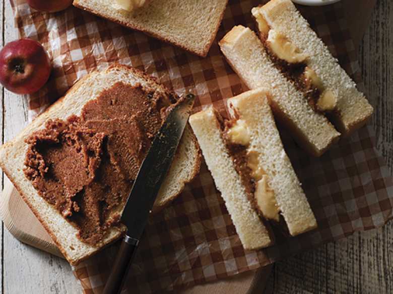 Walnussaufstrich auf Bananen-Sandwich